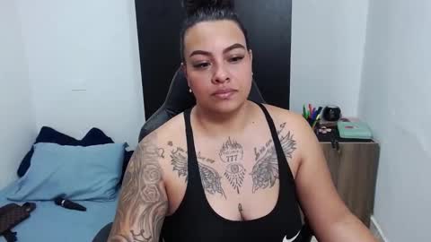 Snapshot of isabella_hots chatting on January 22, 11:01 am estefania online show from January 22, 11:01 am