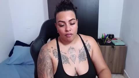 Snapshot of isabella_hots chatting on January 22, 8:38 pm estefania online show from January 22, 8:38 pm