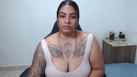 Snapshot of isabella_hots chatting on February 25, 8:47 am estefania online show from February 25, 8:47 am