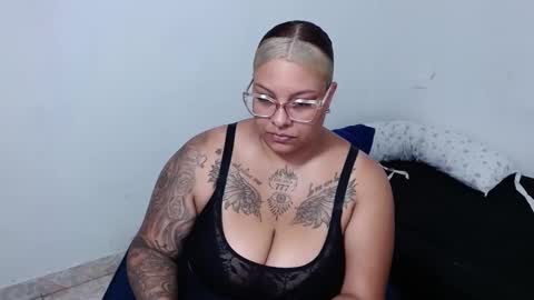 Snapshot of isabella_hots chatting on March 8, 12:20 pm estefania online show from March 8, 12:20 pm