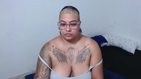 Snapshot of isabella_hots chatting on March 15, 11:27 am estefania online show from March 15, 11:27 am