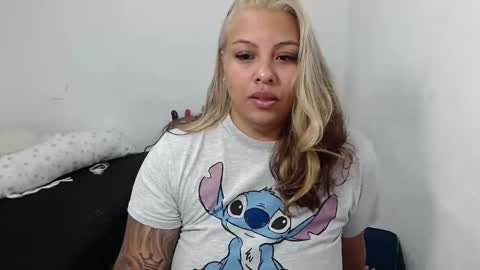 Snapshot of isabella_hots chatting on April 3, 1:20 pm estefania online show from April 3, 1:20 pm