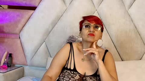 Snapshot of isabella_luxet chatting on May 30, 8:06 pm isabella_luxet online show from May 30, 8:06 pm