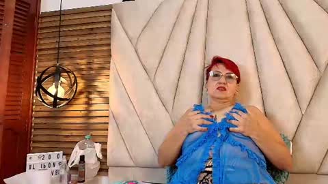 Snapshot of isabella_luxet chatting on June 11, 2:15 pm isabella_luxet online show from June 11, 2:15 pm