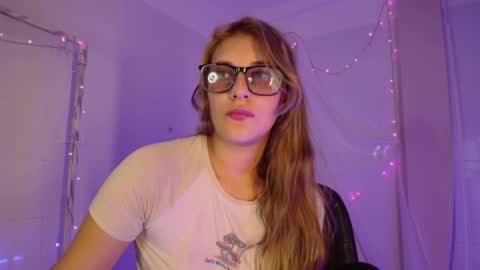 Snapshot of isabella_rross chatting on November 18, 10:47 pm Isabella Rros online show from November 18, 10:47 pm