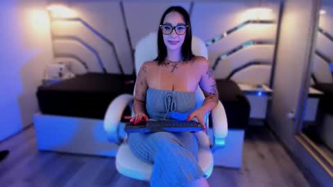 Isa  online show from January 10, 9:30 pm