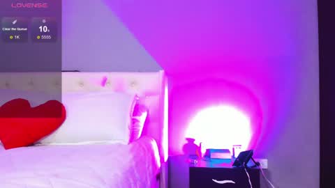 Instagram soybella01  online show from June 18, 5:06 pm