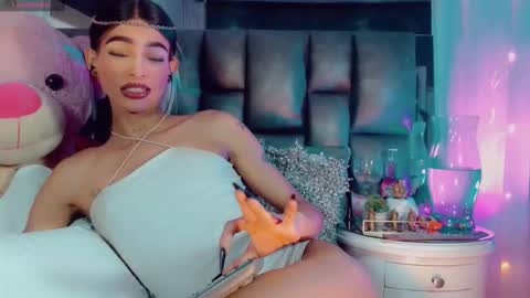 isabellagirs online show from February 15, 8:35 am