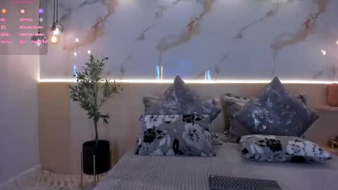 Snapshot of isabellasouza chatting on October 1, 11:49 am online show from October 1, 11:49 am