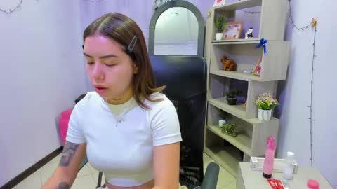 Snapshot of isabellasummer_ chatting on April 13, 1:05 pm isebella online show from April 13, 1:05 pm