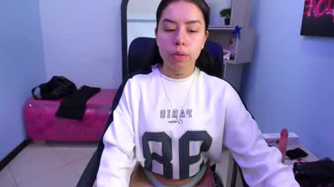 Snapshot of isabellasummer_ chatting on June 8, 2:06 pm isebella online show from June 8, 2:06 pm