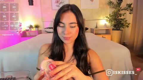 Snapshot of isabellasweet__ chatting on April 23, 3:52 am online show from April 23, 3:52 am