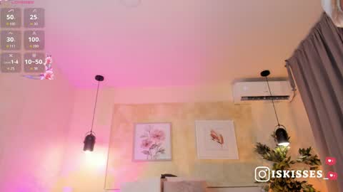 Snapshot of isabellasweet__ chatting on April 28, 4:06 am online show from April 28, 4:06 am