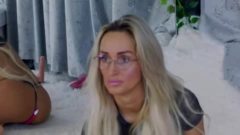 Snapshot of isabelleethan chatting on November 17, 2:17 am IsabelleEthan online show from November 17, 2:17 am