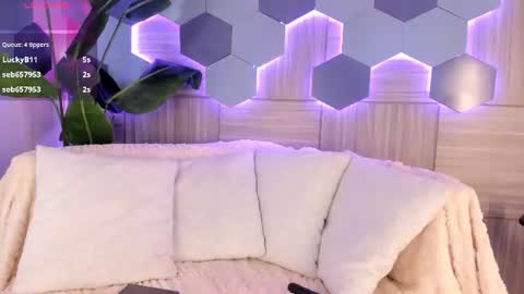 Snapshot of isabellestorm chatting on June 15, 3:53 am online show from June 15, 3:53 am