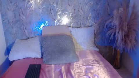 isabellj28 online show from December 3, 3:14 am