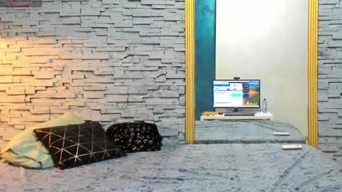 ishalyn online show from September 12, 4:01 am