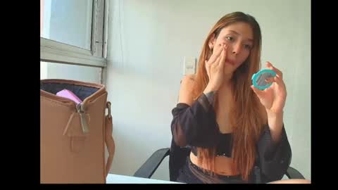 Snapshot of isis_pink chatting on April 9, 2:55 pm Alaya online show from April 9, 2:55 pm
