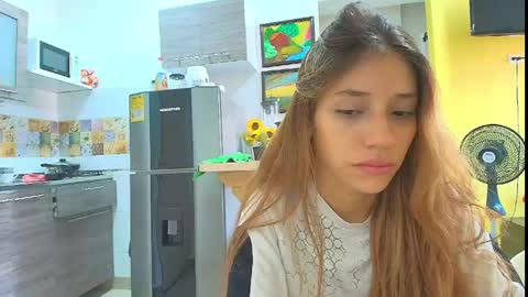 Snapshot of isis_pink chatting on April 26, 3:32 pm Alaya online show from April 26, 3:32 pm