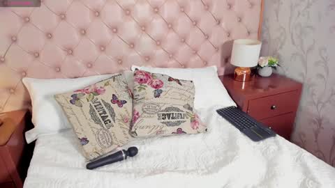 Snapshot of isla_scott chatting on February 1, 2:24 pm Vanessa online show from February 1, 2:24 pm