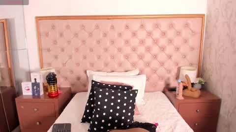 Snapshot of isla_scott chatting on March 8, 5:33 pm Vanessa online show from March 8, 5:33 pm