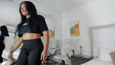 Snapshot of isla_scott chatting on April 22, 12:18 pm Vanessa online show from April 22, 12:18 pm