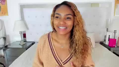 Snapshot of isla_scott chatting on June 19, 11:36 am Vanessa online show from June 19, 11:36 am