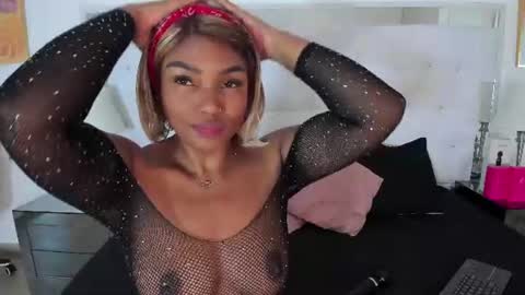 Snapshot of isla_scott chatting on June 30, 11:33 am Vanessa online show from June 30, 11:33 am