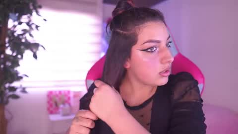Snapshot of issa_rosse_ chatting on June 4, 6:47 pm ISSA online show from June 4, 6:47 pm