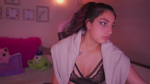 Snapshot of issa_rosse_ chatting on June 11, 12:32 am ISSA online show from June 11, 12:32 am