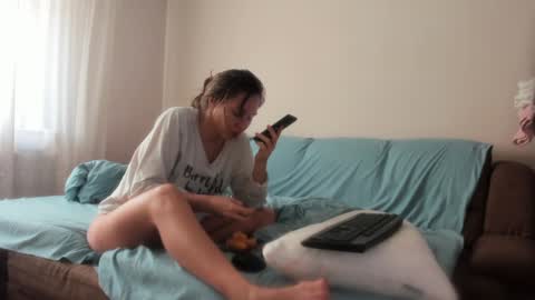 Snapshot of issabelle_69 chatting on December 19, 7:40 am Issabelle online show from December 19, 7:40 am