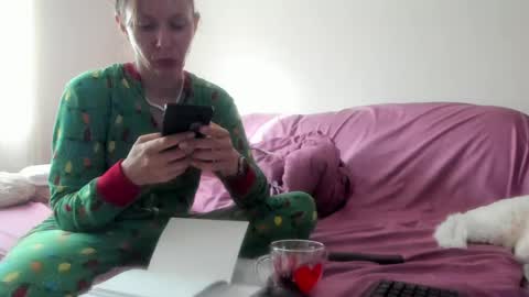 Snapshot of issabelle_69 chatting on June 5, 4:08 am Issabelle online show from June 5, 4:08 am