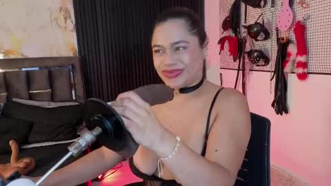 Issafoxx online show from June 7, 12:42 pm