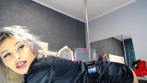 Snapshot of issasmyth chatting on December 6, 8:05 am IssaSmyth online show from December 6, 8:05 am