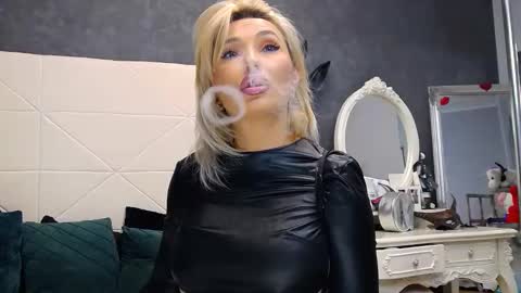 Snapshot of issasmyth chatting on September 29, 6:18 am IssaSmyth online show from September 29, 6:18 am