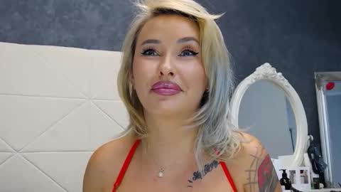 Snapshot of issasmyth chatting on October 7, 6:32 am IssaSmyth online show from October 7, 6:32 am