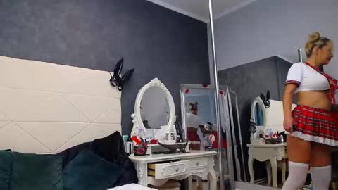 Snapshot of issasmyth chatting on October 12, 6:34 am IssaSmyth online show from October 12, 6:34 am