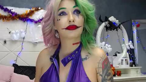 Snapshot of issasmyth chatting on October 31, 8:04 am IssaSmyth online show from October 31, 8:04 am