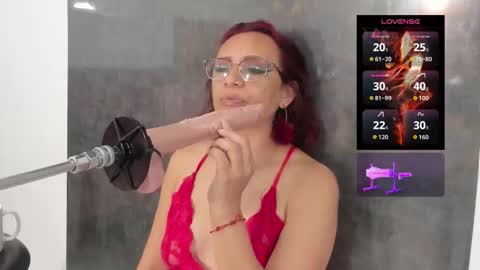 Snapshot of issys_milf chatting on February 13, 11:28 am ISSYS online show from February 13, 11:28 am