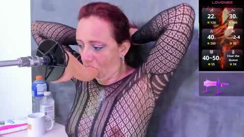 Snapshot of issys_milf chatting on May 8, 11:59 am ISSYS online show from May 8, 11:59 am