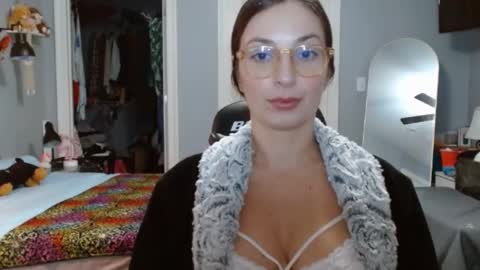 Snapshot of italiana25 chatting on December 5, 4:53 am Bella Bloom online show from December 5, 4:53 am