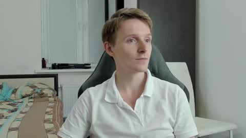 Snapshot of ithan_red chatting on November 4, 5:01 pm Ethan online show from November 4, 5:01 pm