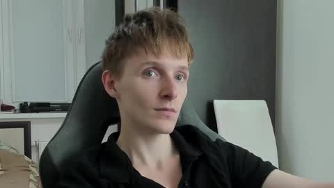 Snapshot of ithan_red chatting on November 6, 8:43 pm Ethan online show from November 6, 8:43 pm