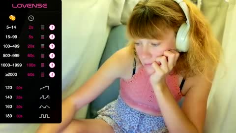 Snapshot of its_lily chatting on February 20, 3:12 am Lily online show from February 20, 3:12 am