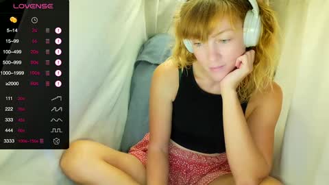 Snapshot of its_lily chatting on October 22, 10:20 pm Lily online show from October 22, 10:20 pm