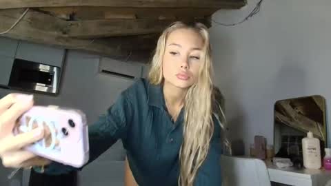 itschanelxx online show from March 25, 9:15 am