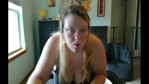 Itsglitchh222 online show from September 15, 9:37 pm