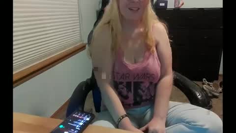 Itsglitchh222 online show from September 17, 9:00 am