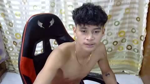 Snapshot of itzme_john chatting on March 7, 6:21 am itzme_john online show from March 7, 6:21 am