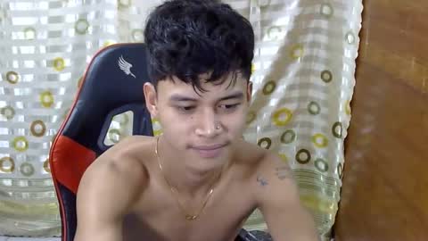 Snapshot of itzme_john chatting on March 27, 3:23 am itzme_john online show from March 27, 3:23 am